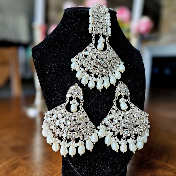 NWT White jhumka earrings set/ set of 3/ teeka & jhumka set/ INDIAN JEWELRY SET - Picture 1 of 9